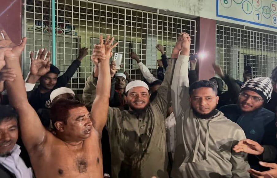 বাউফলে বিএনপি ছেড়ে  দুধ দিয়ে গোসল করে জামায়াতে যোগদান